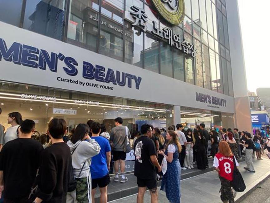 爱美的韩国男人，正疯狂涌入化妆品店
